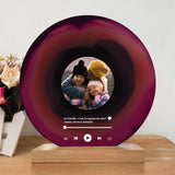 Holzaufsteller mit personalisiert bedruckter Acrylplatte in Schallplattenoptik - gefertigt von Love & Faith