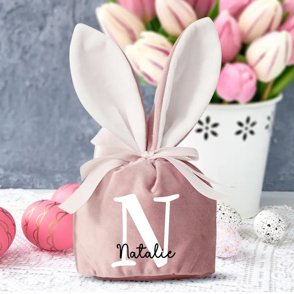 Nid de Pâques personnalisé en forme de lapin velours avec initiale et prénom, sac cadeau à cordon