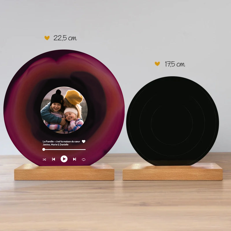 Holzaufsteller mit personalisiert bedruckter Acrylplatte in Schallplattenoptik - gefertigt von Love & Faith