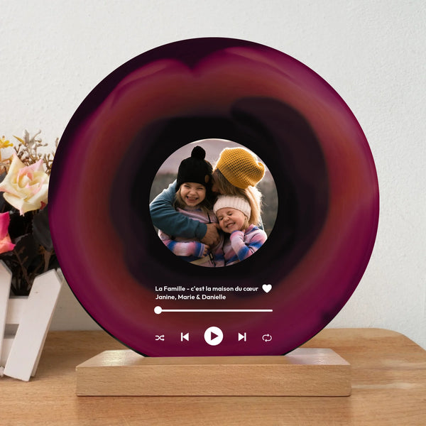 Holzaufsteller mit personalisiert bedruckter Acrylplatte in Schallplattenoptik - gefertigt von Love & Faith
