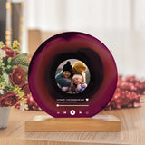 Holzaufsteller mit personalisiert bedruckter Acrylplatte in Schallplattenoptik - gefertigt von Love & Faith