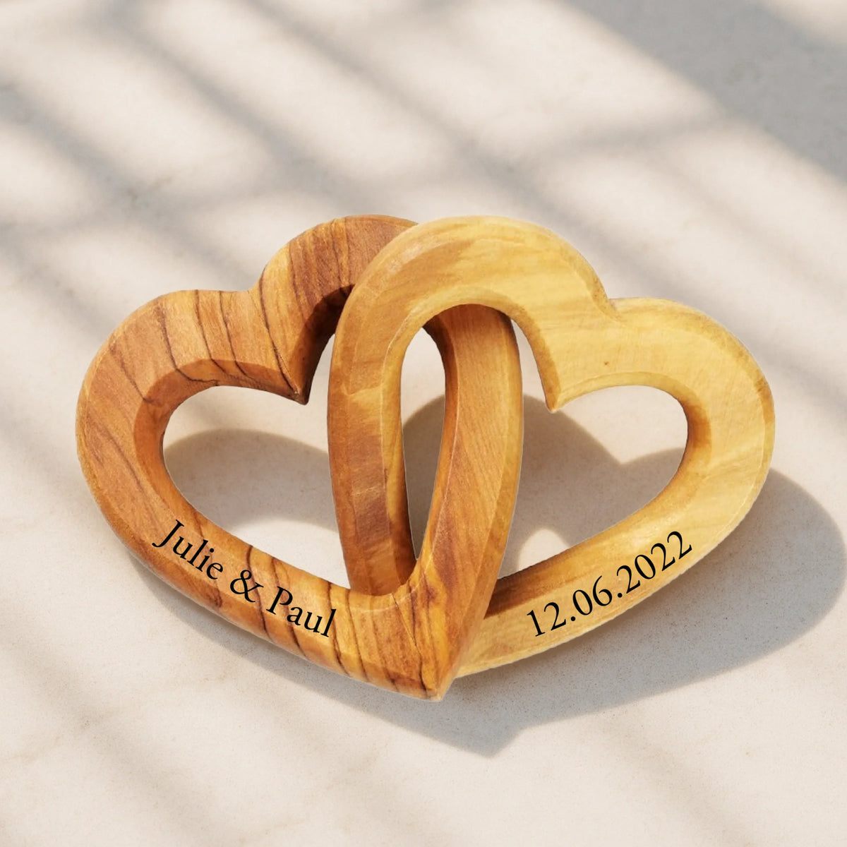 Cœurs en bois véritable entrelacés gravés avec noms et date, cadeau personnalisé pour couple