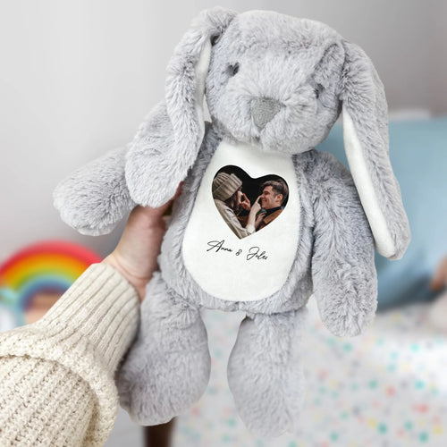Lapin en peluche personnalisé avec photo et noms de couple, tissu premium doux, 34 cm de hauteur – Motiv 2