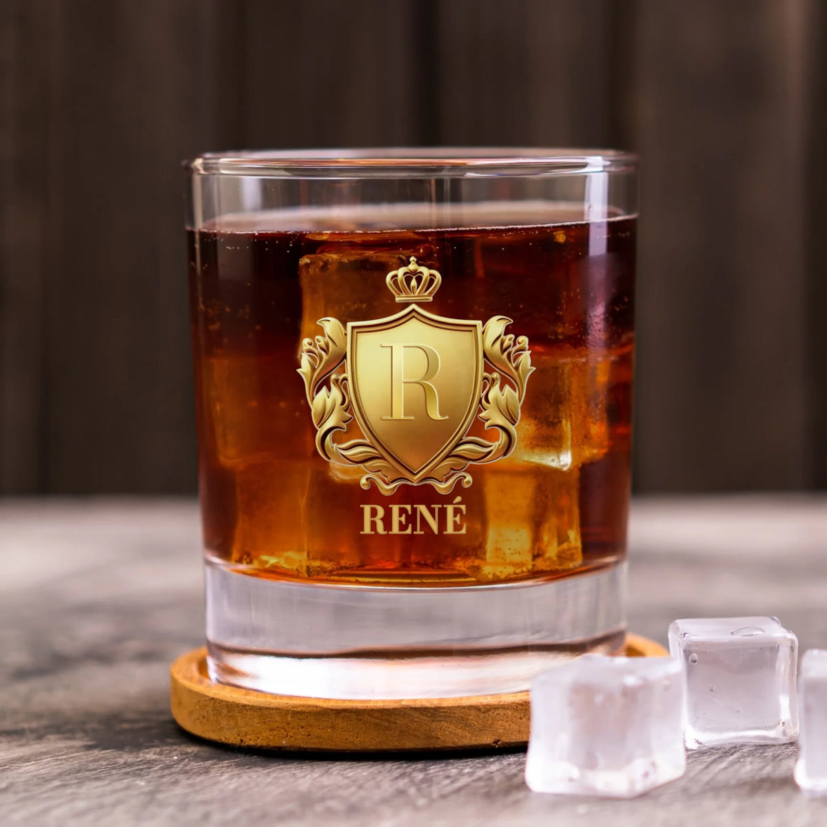 Verre à whisky personnalisé avec emblème et initiale gravés, cadeau élégant pour amateur de whisky