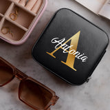 Étui à bijoux personnalisé en cuir PU avec initiale, intérieur doux, design raffiné – Motiv 8