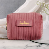 Trousse de maquillage personnalisée en velours avec prénom gravé, design Wavy élégant et doux – Motiv 7