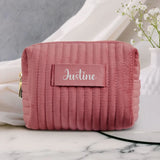 Trousse de maquillage personnalisée en velours avec prénom gravé, design Wavy élégant et doux – Motiv 20