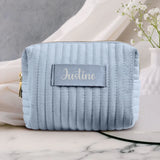 Trousse de maquillage personnalisée en velours avec prénom gravé, design Wavy élégant et doux – Motiv 24