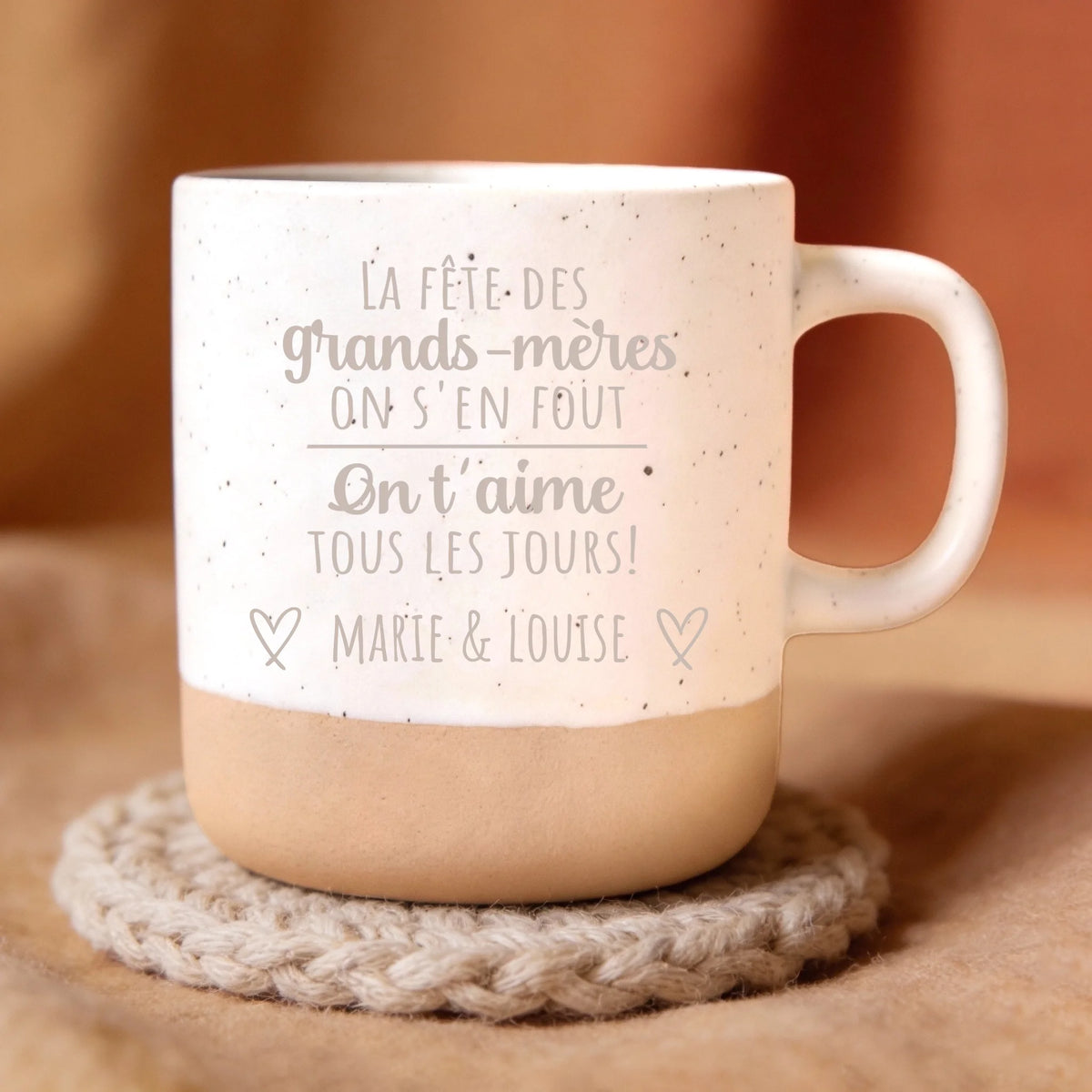 Tasse en grès personnalisée avec gravure prénom pour mamie, design élégant et robuste