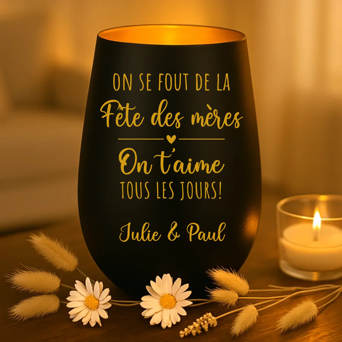 Photophore en verre mat avec gravure laser personnalisée du prénom de maman, créant une lumière douce et chaleureuse