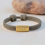 Bracelet personnalisé en corde de voile tressée avec plaque gravée aux initiales et symbole, design duo pour amis – Motiv 7