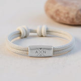Bracelet personnalisé en corde de voile tressée avec plaque gravée aux initiales et symbole, design duo pour amis – Motiv 4