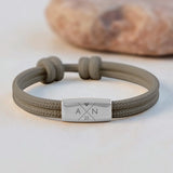 Bracelet personnalisé en corde de voile tressée avec plaque gravée aux initiales et symbole, design duo pour amis – Motiv 8