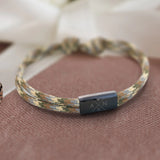 Bracelet personnalisé en corde de voile tressée avec plaque gravée aux initiales et symbole, design duo pour amis – Motiv 16