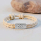 Bracelet personnalisé en corde de voile tressée avec plaque gravée aux initiales et symbole, design duo pour amis – Motiv 2